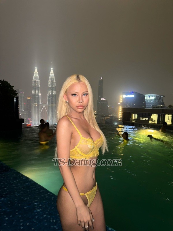 Kara17 - Transsexual (Pre-op)