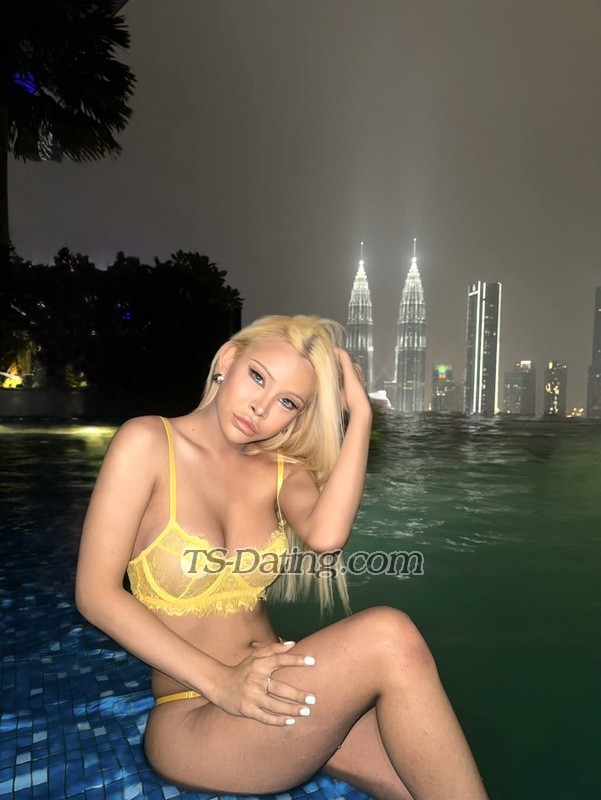Kara17 - Transsexual (Pre-op)