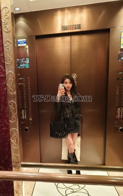 ladyboylongl - Transsexual (Pre-op)